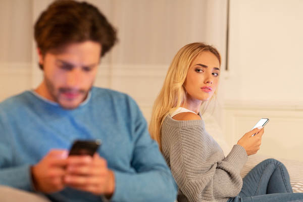 Wie kann man die Textnachrichten des betrügenden Ehepartners ohne Aufsehen lesen?