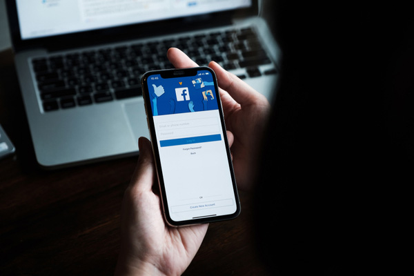Wie man die Facebook-Nachrichten von jemandem ohne Kenntnis des Passworts anzeigen kann
